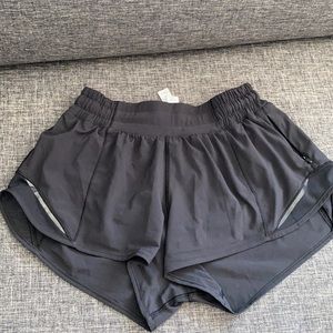 Lululemon 🖤 “Hotty Hot Low-Rise Short 2.5”